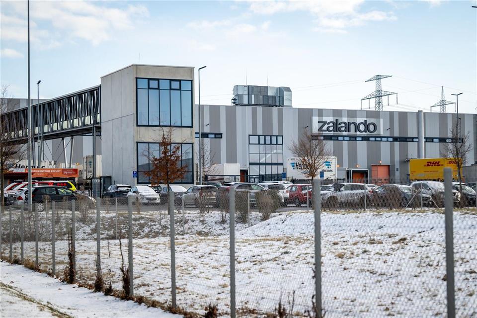 Zalando will in Erfurt den Stecker ziehen – Tausende Jobs wackeln, Politik und Beschäftigte fühlen sich überrumpelt. Jacob Schröter/dpa