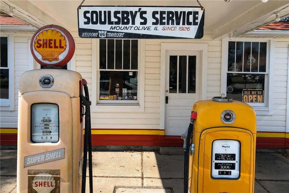 Zapfsäulen in einer alten Tankstelle auf der Route 66: Soulsby’s Service war bis Anfang der 1990er in Betrieb, heute ist es ein kleines Museum.Ralf Johnen/dpa-tmn