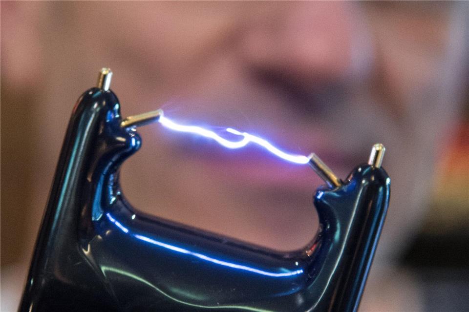 Zapp!: Elektroimpulsgeräte müssen ein besonderes Prüfzeichen aufweisen, wenn sie legal mitgeführt werden sollen.Boris Roessler/dpa/dpa-tmn