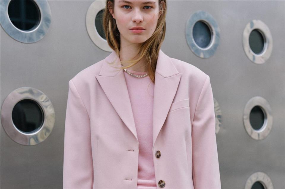 Zart, feminin - und ganz schön angesagt: Rosé-Töne sind jetzt wieder häufiger zu sehen. Und das auch bei Business-Outfits wie hier von Arket (Blazer ca. 189 Euro, Hose ca. 129 Euro, Pullover ca. 99 Euro, Longsleeve ca. 39 Euro).Arket/dpa-tmn