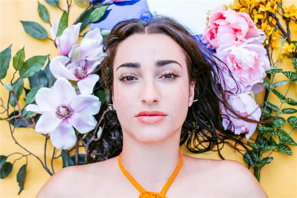 Zarte Nude-Töne, Lipgloss, sichtbare Sommersprossen: Das sind die Make-up-Trends 2026. Elena Helade/Westend61/dpa-tmn