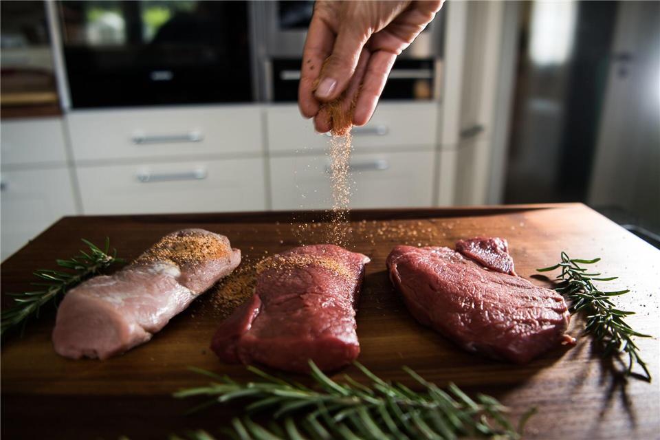 Zartes Fleisch gelingt auch ohne künstlichen Zartmacher - etwa mit Fleischklopfer oder selbstgemachter Marinade.Andreas Arnold/dpa/dpa-tmn