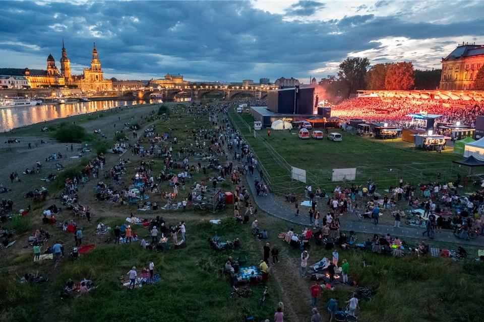 Zaungäste bei der Kaisermania 2023 am Dresdner Elbufer. (Archivfoto)