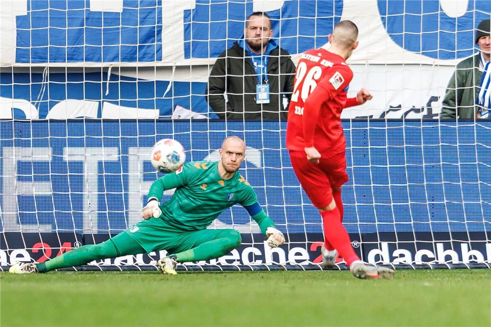 Zec (r) verwandelte gleich zwei Strafstöße für die GästeAndreas Gora/dpa