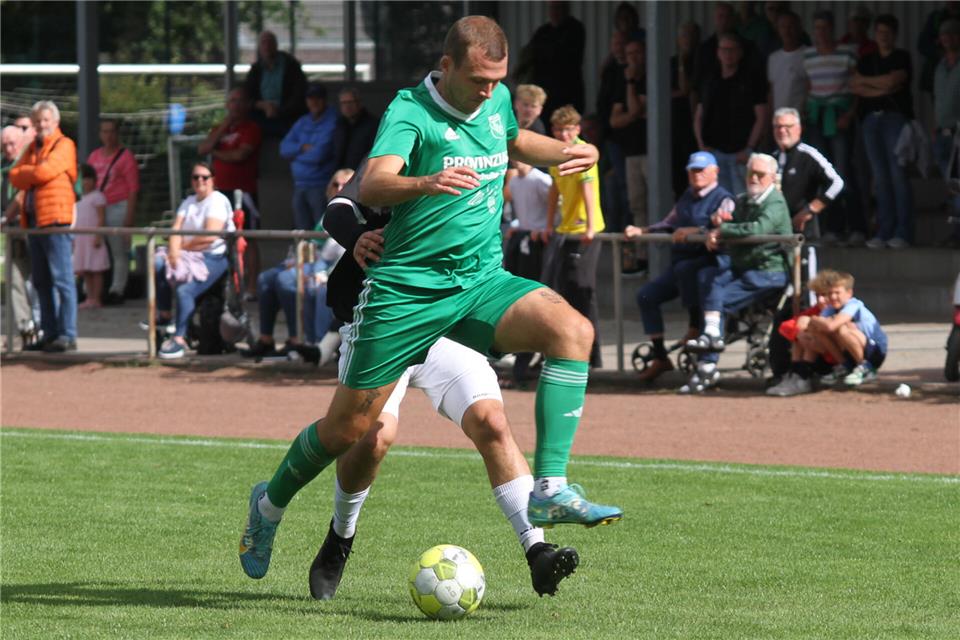 „Zecke spielt eine unglaubliche Saison“, sagt Raesfelds Trainer Christian Gabmaier über Christoph Platzek, der vorne wie hinten seinen Mann steht.