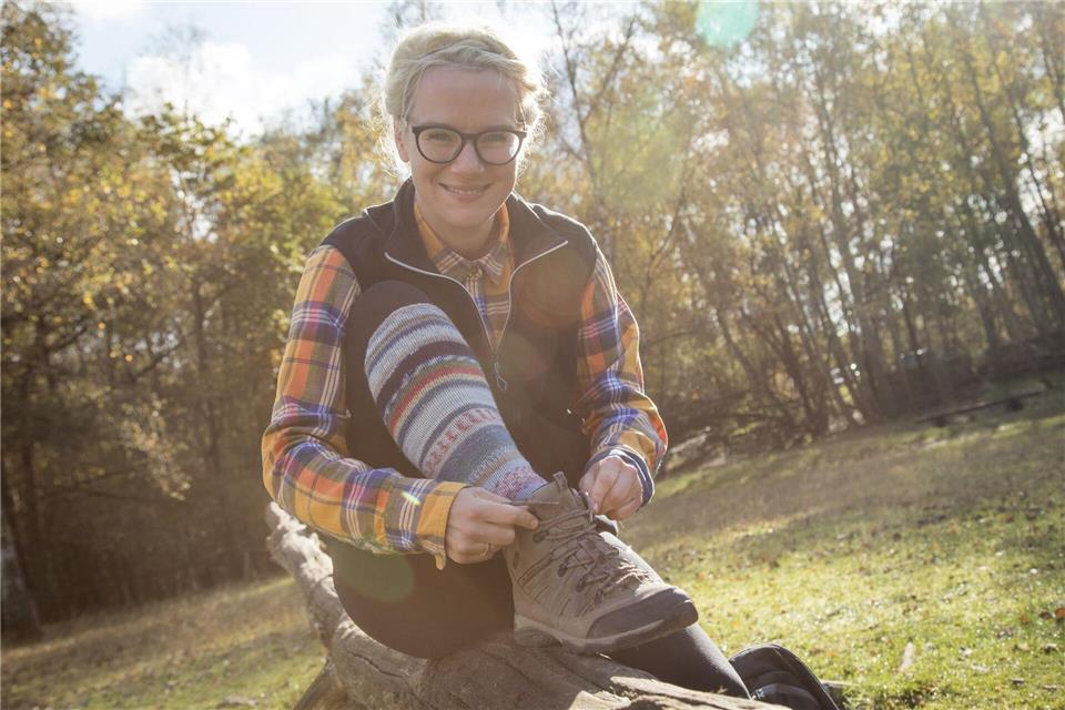 Zeckenkarte oder Pinzette eingepackt? Diese Hilfsmittel hat man am besten dabei, wenn es in die Natur geht - vor allem, wenn man im hohen Gras oder Unterholz unterwegs ist. picture alliance/dpa/dpa-tmn