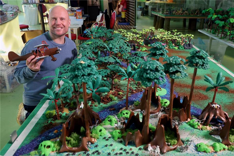 Zehn Dioramen des Künsterlers Oliver Schaffer sind im Spiegelsaal des Darwineums im Rostock Zoo zu sehen.Bernd Wüstneck/dpa