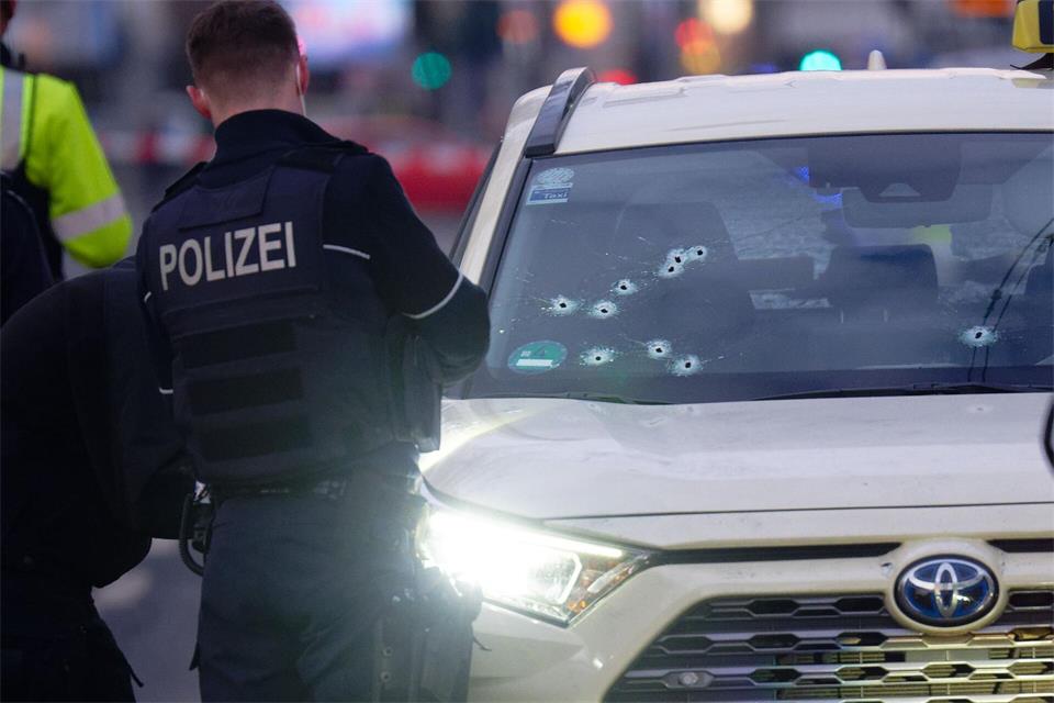 Zehn Einschusslöcher: Das Taxi am Tatort. (Archivbild)Henning Kaiser/dpa