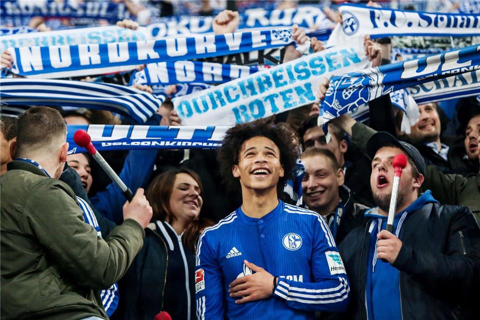 Zehn Jahre her: Leroy Sané lässt sich nach einem Schalker Heimsieg von den Fans feiern.picture alliance / dpa