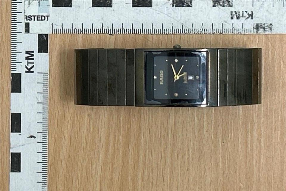 Zehn Jahre war sie verschwunden, nun hat die Polizei die gestohlene Uhr eines 81-Jährigen wiedergefunden.Polizei Oberhausen/dpa