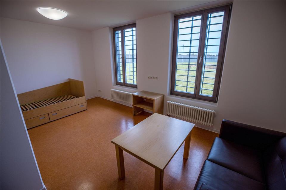 Zehn Räume in der Sicherungsverwahrung in Bützow sind altengerecht. (Archivbild)Jens Büttner/dpa