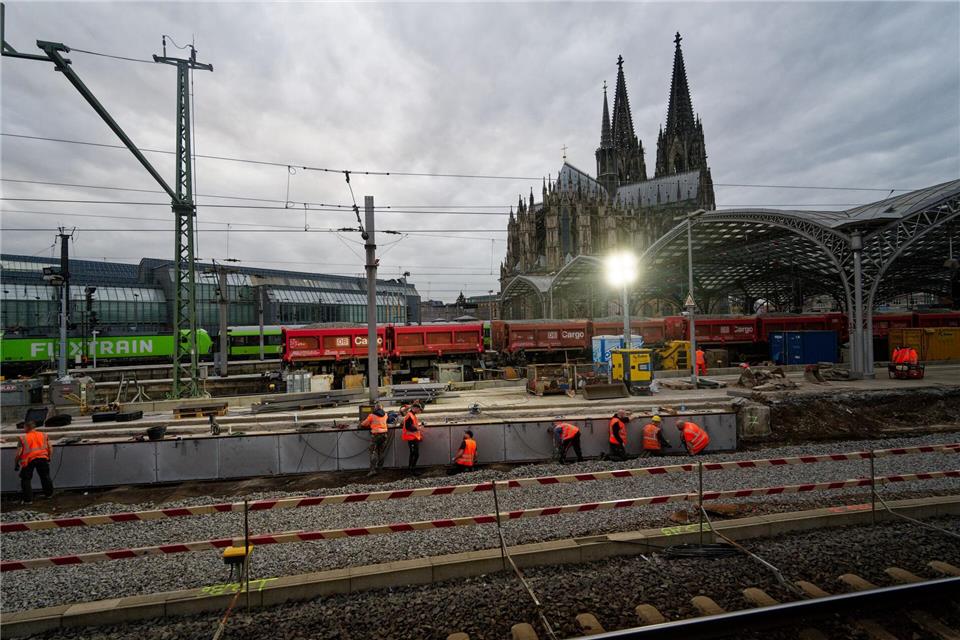Zehn Tage lang sind Arbeiter nun an der Strecke rund um den Kölner Hauptbahnhof beschäftigt. Unter anderem werden Weichen und Oberleitungen erneuert. (Archivfoto)Henning Kaiser/dpa