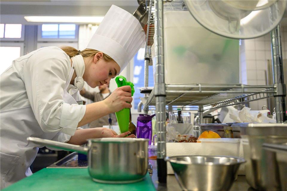 Zehn angehende Köchinnen und Köche nahmen an dem Wettbewerb teil.Swen Pförtner/dpa