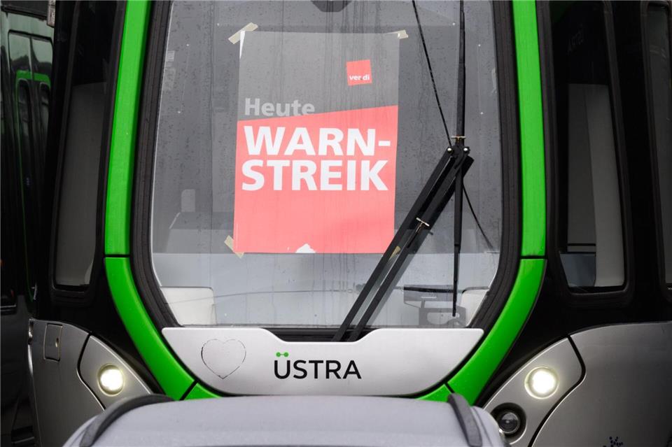 Zehntausende Besucher aus aller Welt werden zur Hannover Messe erwartet. Ausgerechnet zum Auftakt soll im Nahverkehr ein Warnstreik stattfinden. (Archivbild)Julian Stratenschulte/dpa
