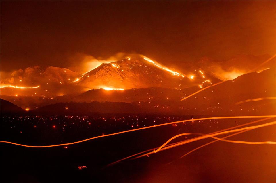 Zehntausende Hektar hat das Feuer zwischen Kalifornien und Nevada bereits erfasst. Noah Berger/AP/dpa