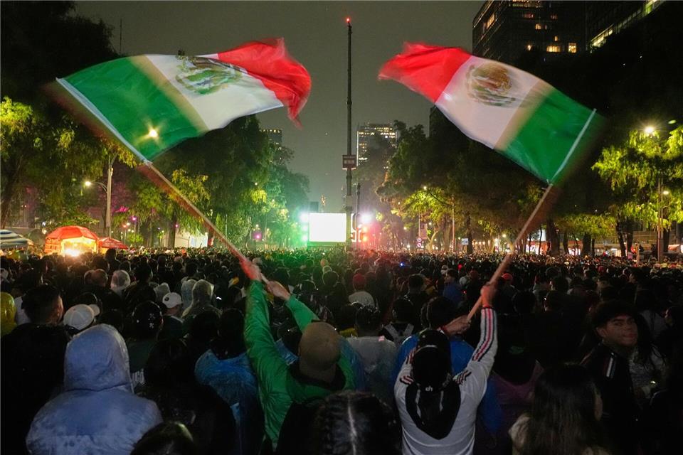 Zehntausende Menschen feiern in Mexiko die Siege ihres Teams auf den Straßen.Marco Ugarte/AP/dpa