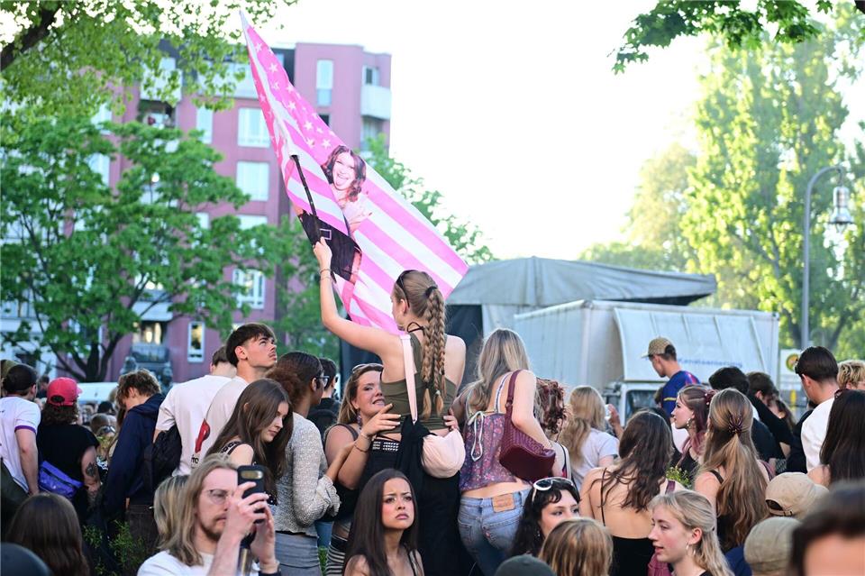 Zehntausende Menschen feierten am 1. Mai auf Straßen und in Parks in Berlin. Fabian Sommer/dpa