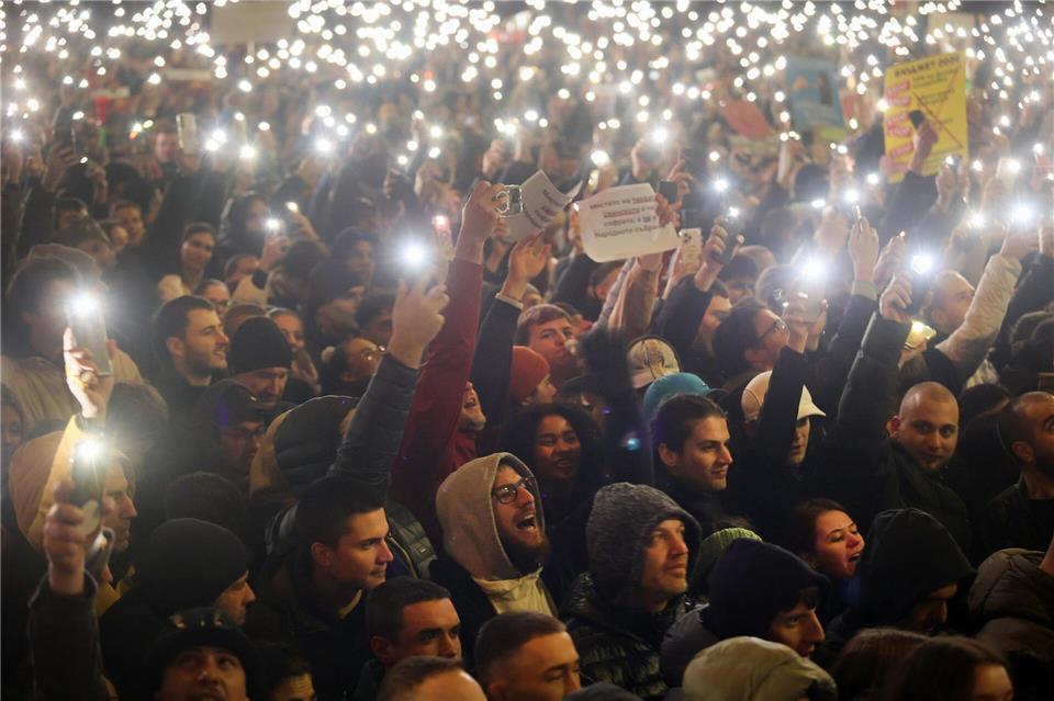 Zehntausende Menschen forderten den Rücktritt der prowestlichen Regierung in Bulgarien. Die Protestwelle in dem EU-Land begann mit Demonstrationen gegen den Haushaltsentwurf für 2026.Valentina Petrova/AP/dpa