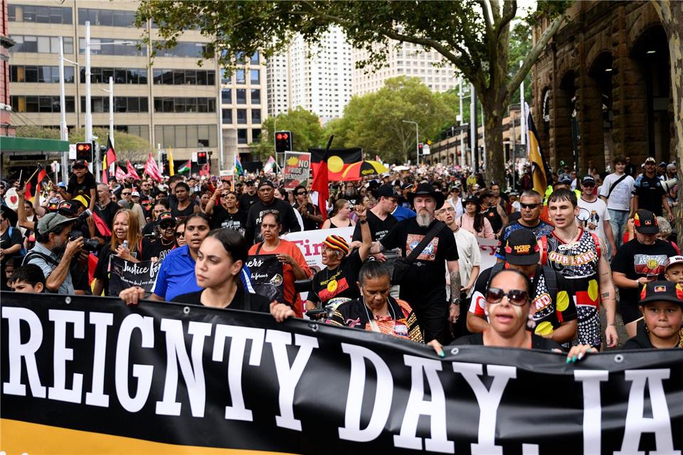 Zehntausende Menschen haben in Australien gegen den umstrittenen Nationalfeiertag  „Australia Day“ protestiert.Steven Markham/AAP/dpa