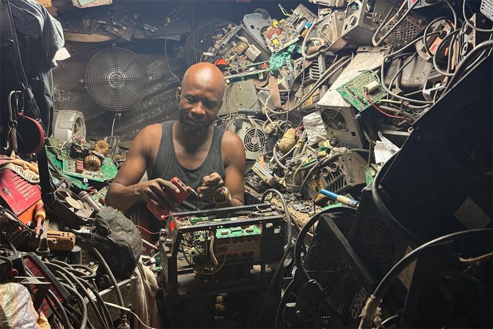 Zehntausende Menschen leben in Accra Schätzungen zufolge direkt oder indirekt von der Verarbeitung alter Elektronik. Christina Peters/dpa