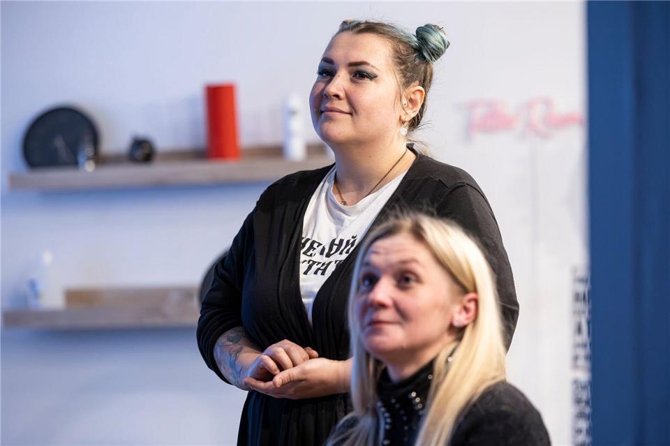 Zehntausende Menschen sind seit Beginn des russischen Angriffs auf die Ukraine nach Hessen geflohen. Unter ihnen sind auch Olena Demeshko (links) und Kristina Basos. Hannes P. Albert/dpa