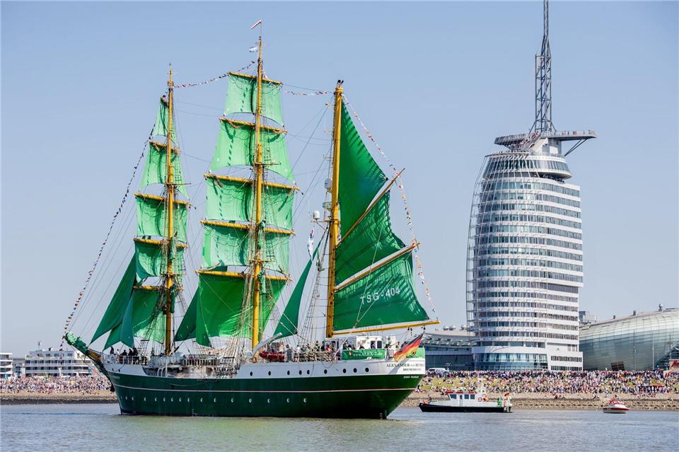 Zehntausende Menschen verfolgten die Parade.Hauke-Christian Dittrich/dpa