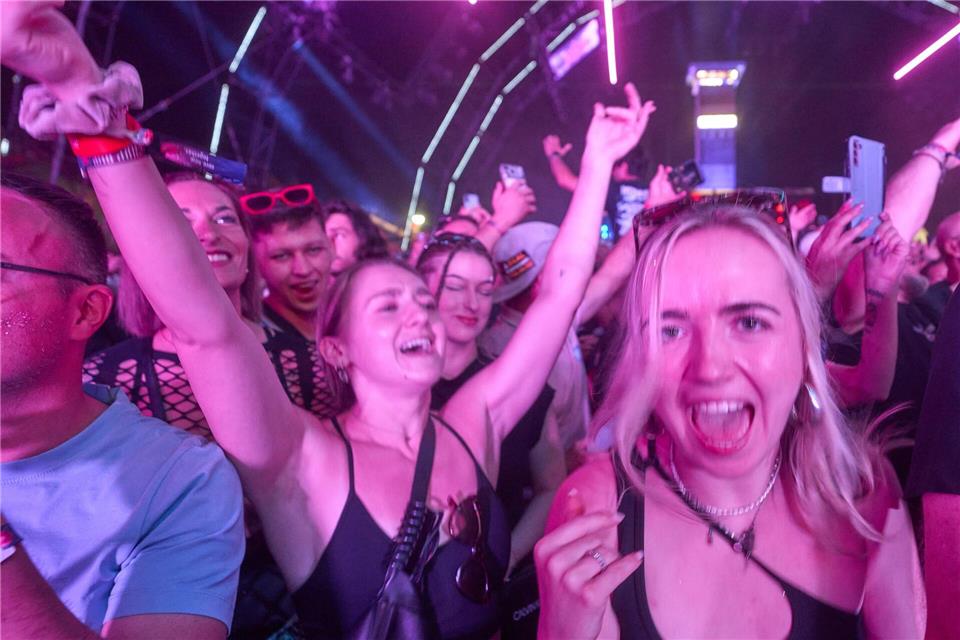 Zehntausende Raver feiern beim Nature One Festival.Thomas Frey/dpa