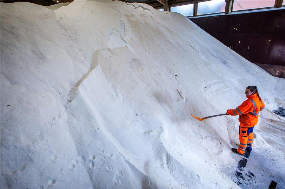Zehntausende Tonnen Streusalz sind bereits eingelagert.Jens Büttner/dpa