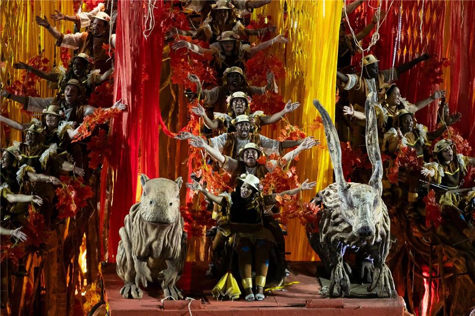 Zehntausende Zuschauer verfolgen das Spektakel.Bruna Prado/AP/dpa