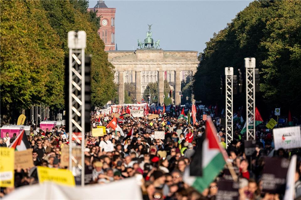 Zehntausende beteiligten sich an der Gaza-Demonstration und der Kundgebung zwischen Brandenburger Tor und Siegessäule.Fabian Sommer/dpa