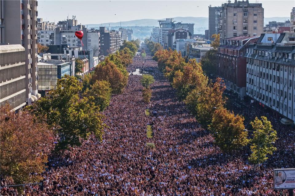 Zehntausende gedenken in Novi Sad der Tragödie mit 16 Toten Zehntausende gedachten der 16 Opfer des Einsturzes des Bahnhofsvordachs in Novi Sad vor genau einem Jahr. Armin Durgut/AP/dpa