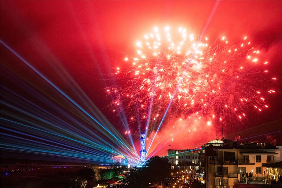 Zehntausende kommen jedes Jahr zum Neujahrstag zum Warnemünder Turmleuchten. (Archivbild)Stefan Sauer/dpa