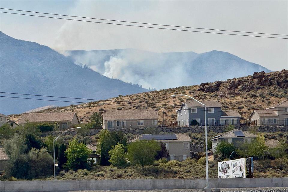 Zehntausende müssen aufgrund des sich weiter ausbreitenden Brandes bei Reno aus ihren Häusern fliehen. Haven Daley/AP/dpa