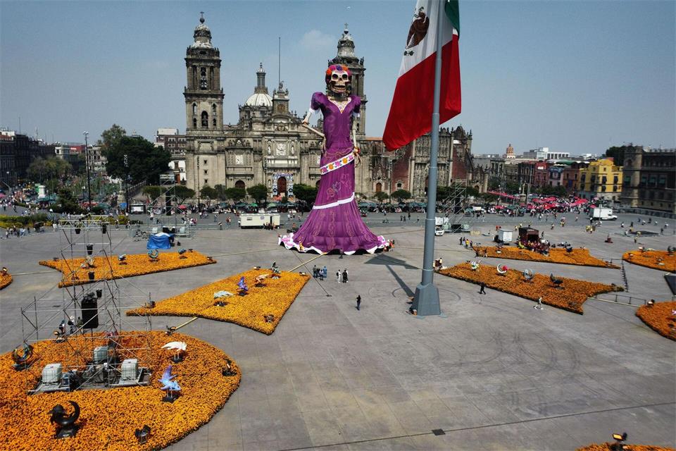 Zehntausende orangefarbene Cempasúchil-Blumen schmücken den Zócalo-Platz.Carlos Santiago/JNA via ZUMA Press Wire/dpa