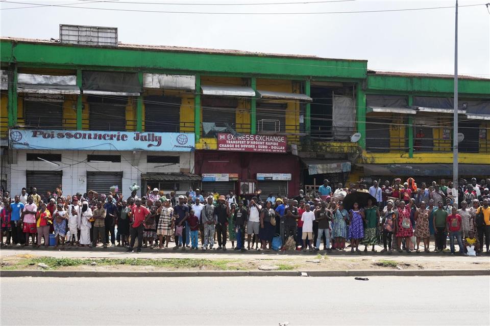 Zehntausende säumen den Weg von Papst Leo XIV. in Kamerun.Andrew Medichini/AP/dpa