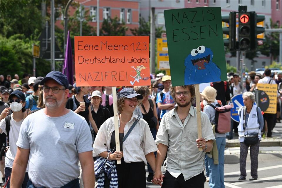 Zehntausende sind in Erfurt auf der Straße, um gegen den AfD-Bundesparteitag zu demonstrieren.Heiko Rebsch/dpa