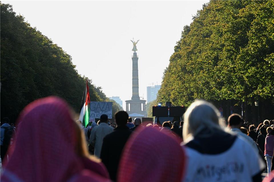 Zehntausende zogen durch Berlin-Mitte zur Siegessäule.Annette Riedl/dpa