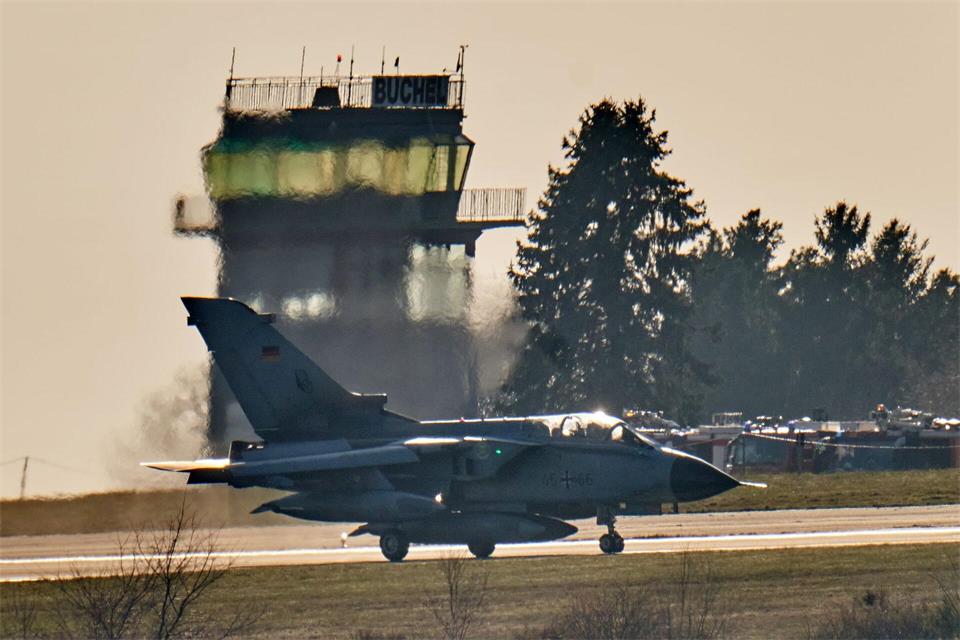Zeichen des Zusammenhalts: Die Luftwaffe verlegt für die Nato-Übung drei Tornados nach Italien. (Archivbild)Thomas Frey/dpa