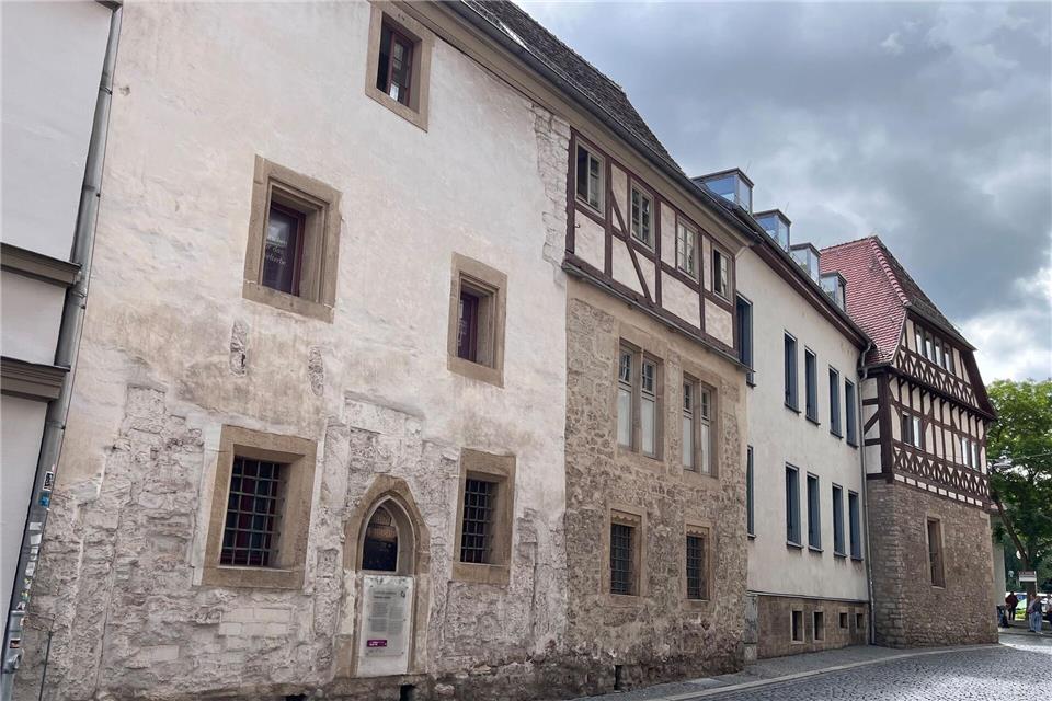 Jüdisches Leben in Erfurt gestern und heute - ein Rundgang Zeichnet zusammen mit der Alten Synagoge und der Mikwe laut Unesco ein einzigartig umfassendes Bild jüdischen Lebens im Mittelalter in Deutschland: das Steinerne Haus. Heide Scharvogel/dpa-tmn