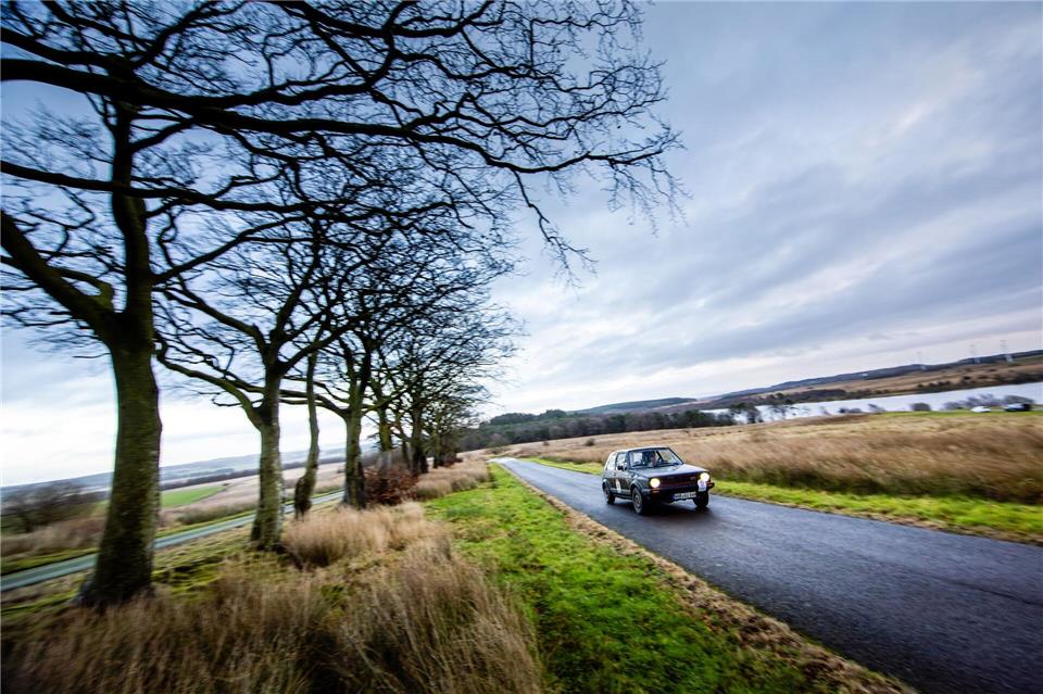 Zeig mal, was Du noch so alles kannst: Statt Kuchen zum 50. Jubiläum gab’s eine Teilnahme an einer waschechten Oldie-Rallye.Will Broadhead/dpa-tmn