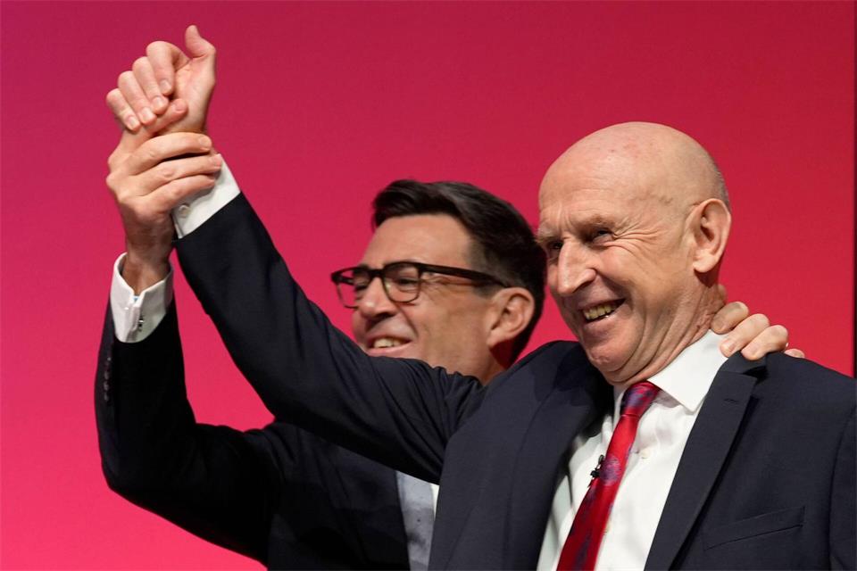 Zeigen sich guter Dinge: Premierminister Andy Burnham (l) und Finanzminister John Healey.Peter Byrne/PA Wire/dpa