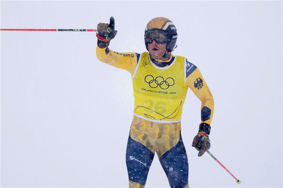 Zeigt den Regelverstoß an: Tim HronekOliver Weiken/dpa