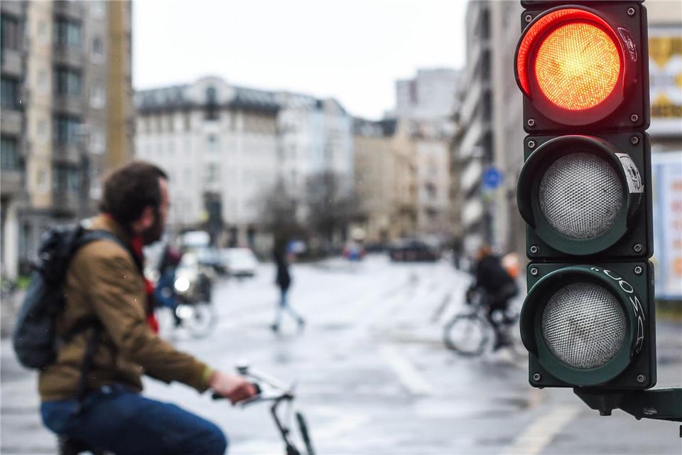 Zeigt die nächste Ampel noch Grün oder doch schon Rot? Eine neue Technik soll Radfahrern in Berlin an einigen Stellen bei der Einschätzung helfen. (Archivbild)Kira Hofmann/dpa-Zentralbild/ZB