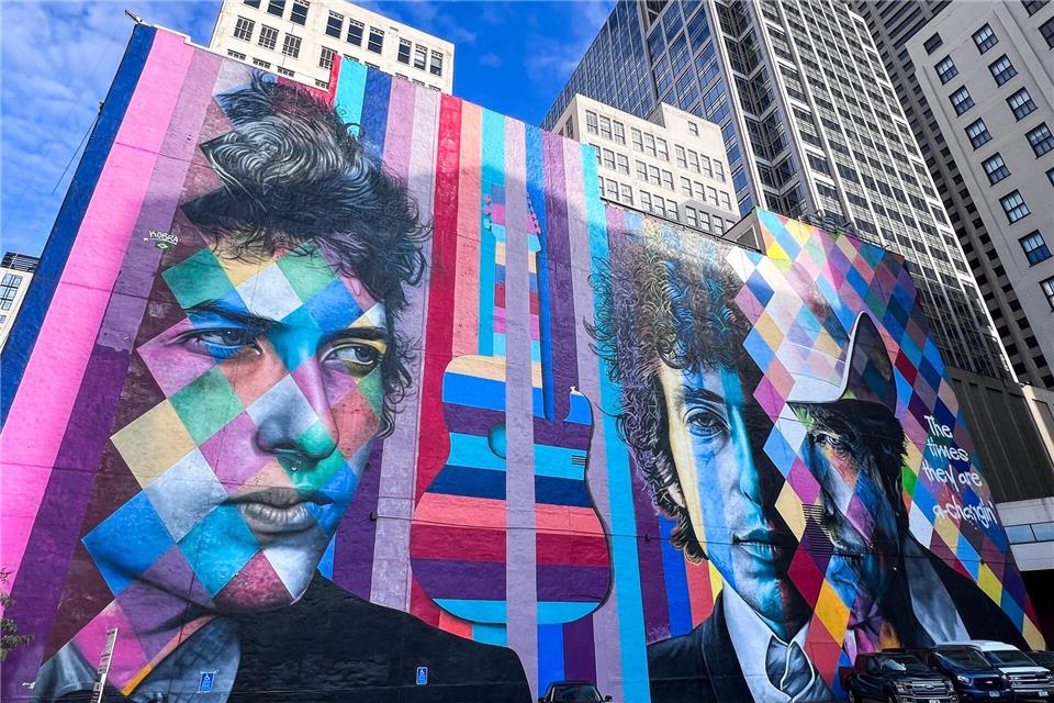 Zeigt ihn in drei Lebensphasen: das Eduardo-Kobra-Mural von Bob Dylan im Warehouse District von Minneapolis.Verena Wolff/dpa-tmn