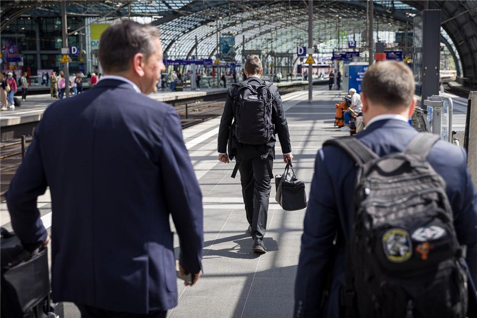 Zeigt sich Lies in der Öffentlichkeit, ist sein Personenschutz nicht weit, wie hier am Hauptbahnhof Berlin.Moritz Frankenberg/dpa