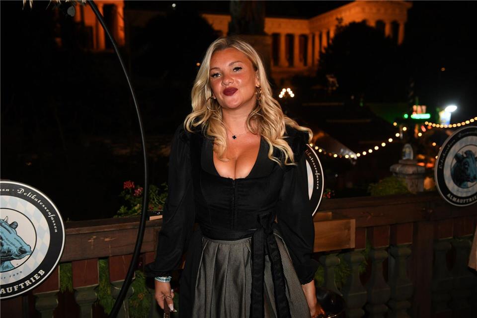 Wer sind die Wiesn-Promis? Zeigt sich im Drindl: Reality-Star Evelyn BurdeckiFelix H�rhager/dpa
