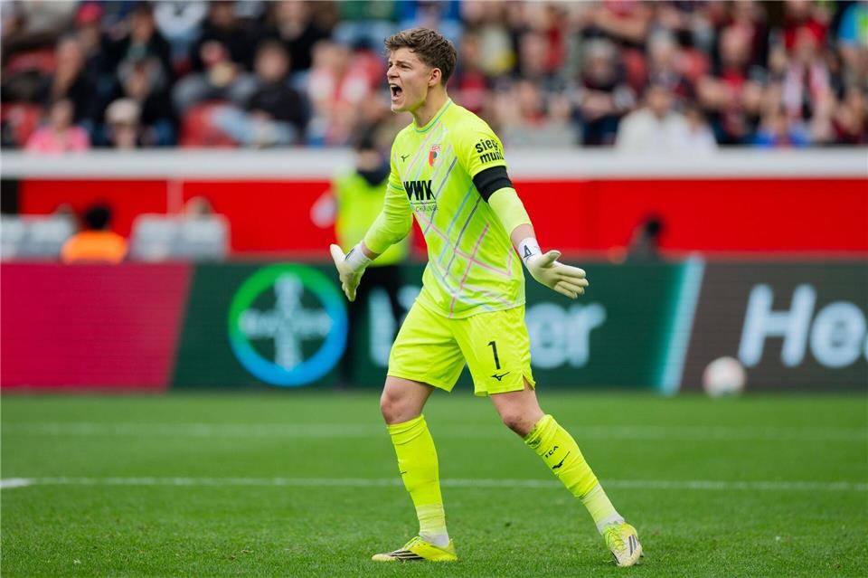 Zeigte gegen Bayer Leverkusen zahlreiche starke Paraden: Augsburgs Torhüter Finn Dahmen. Rolf Vennenbernd/dpa