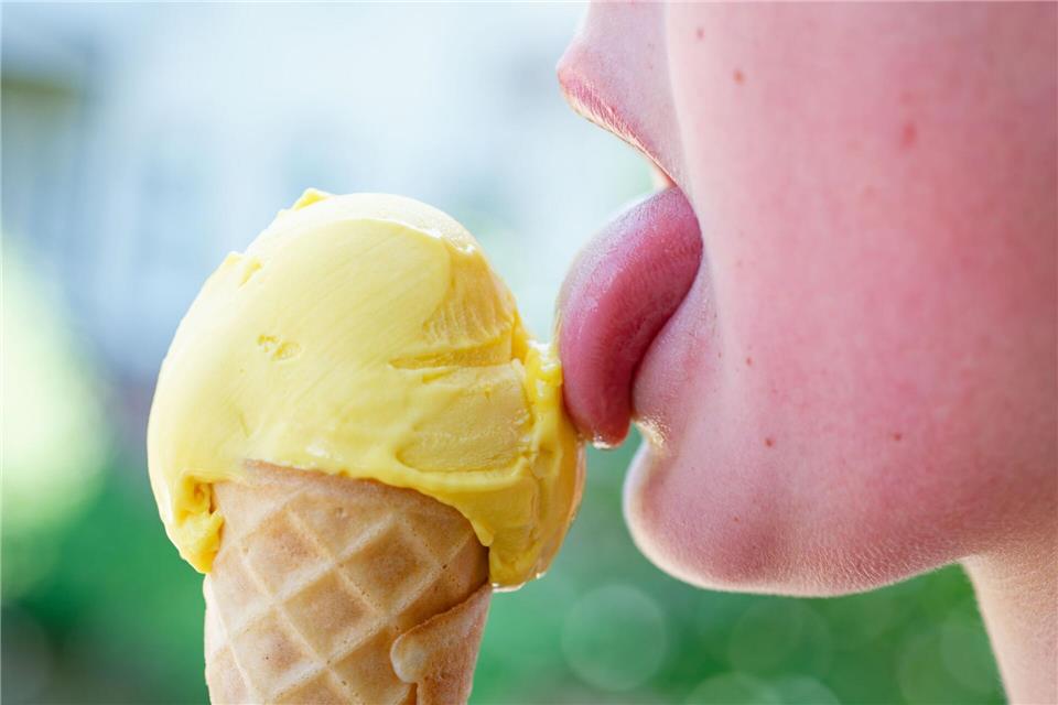 Ein letztes Mal Sommer-Feeling in diesem Jahr? Zeit für Eis: Mancherorts sind heute mehr als 30 Grad drin. (Archivbild) Uwe Anspach/dpa