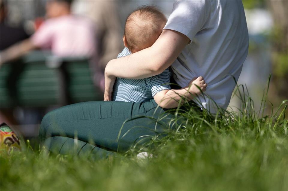 Zeit für Eltern und Kinder - nicht für Arbeitsfragen. Während der Elternzeit sind Kündigungen nur in ganz wenigen Ausnahmen möglich.Hannes P. Albert/dpa