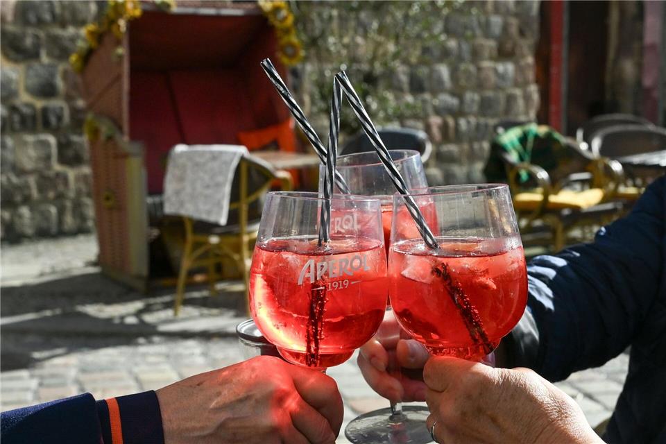 Zeit für das erste Getränk im Sonnenschein: Es wird frühlingshaft in Berlin und Brandenburg. Jens Kalaene/dpa